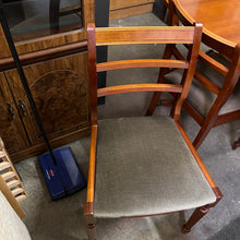 Load image into Gallery viewer, McIntosh Extending Table and Chairs