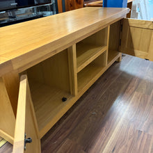 Load image into Gallery viewer, Solid Oak 2 Door 1 Shelf TV/Entertainment Unit