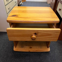 Load image into Gallery viewer, Pine 1 Drawer Bedside