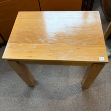 Load image into Gallery viewer, Solid Oak Nest of 2 Tables