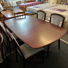 Load image into Gallery viewer, McIntosh Extending Table and Chairs