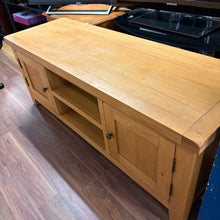 Load image into Gallery viewer, Solid Oak 2 Door 1 Shelf TV/Entertainment Unit