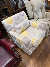Load image into Gallery viewer, Statement Swivel Chair